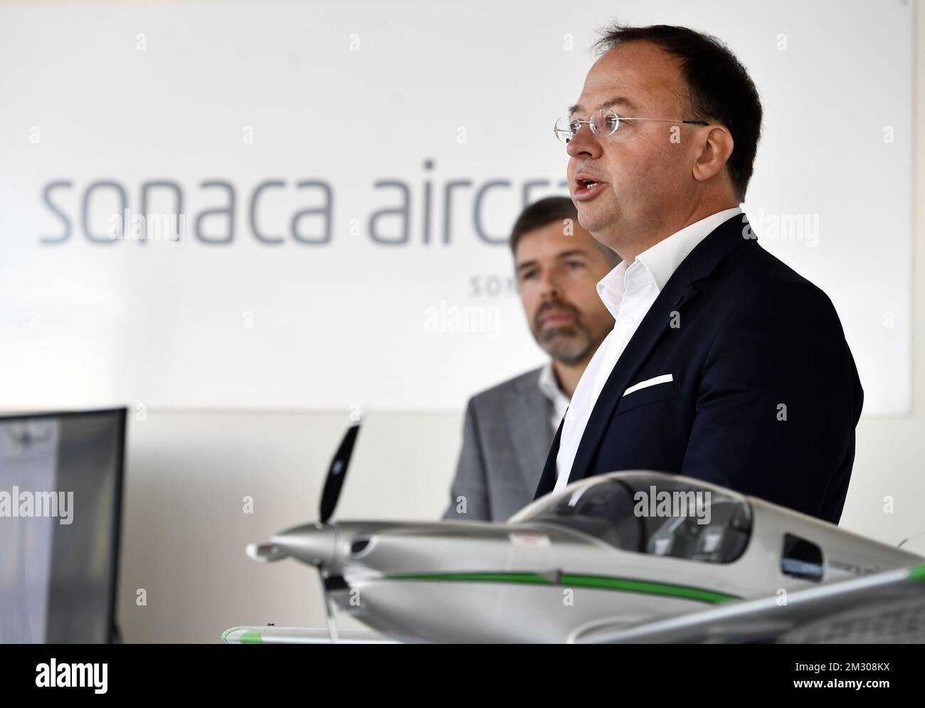 Harold Van Der Straten, CEO de Sonaca, y Pierre Van Wetter, de Sonaca ...