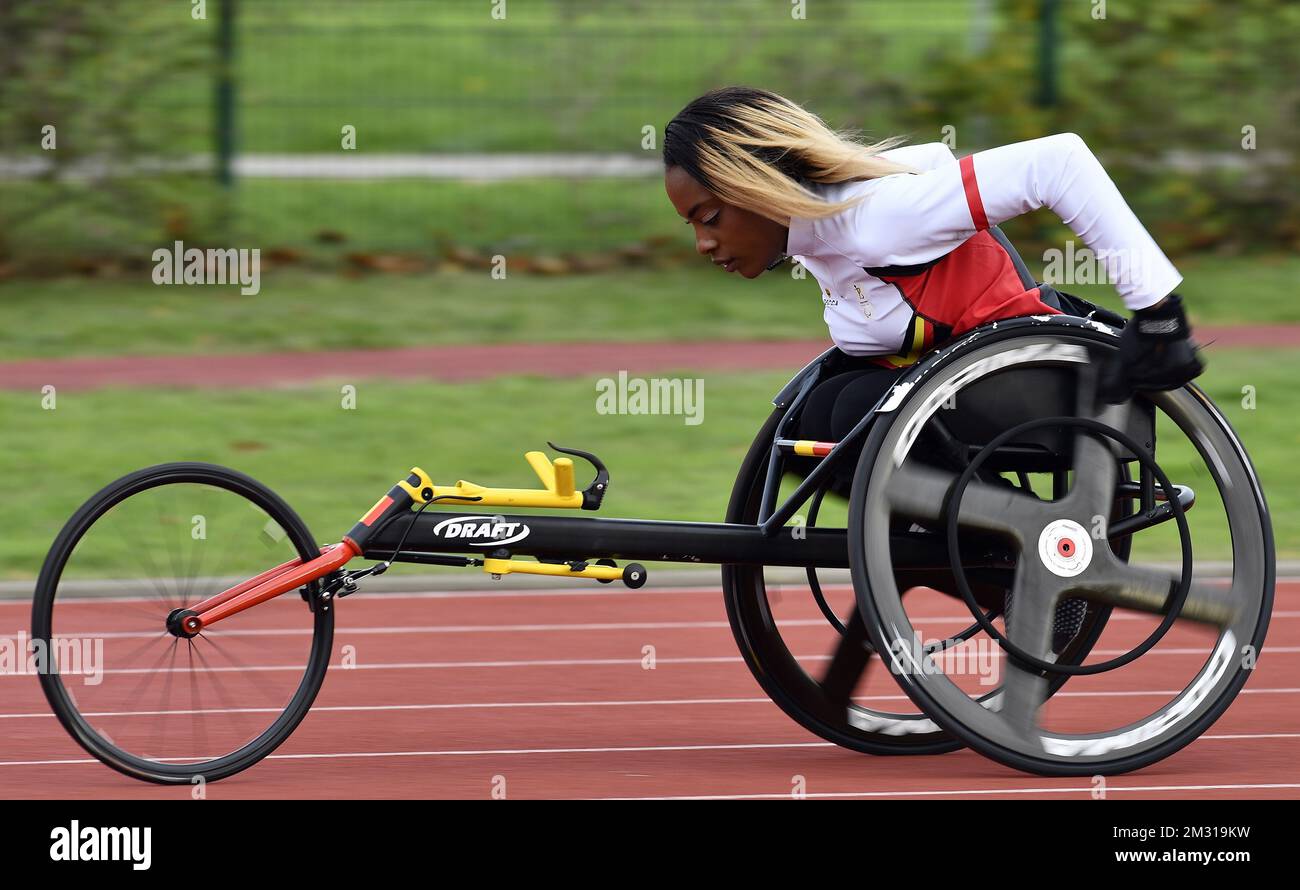 Lea Bayekula, atleta paralímpico en silla de ruedas, fotografiada en acción  durante una visita de prensa al campo de entrenamiento de los atletas del  equipo paralímpico de Bélgica, antes de los Juegos