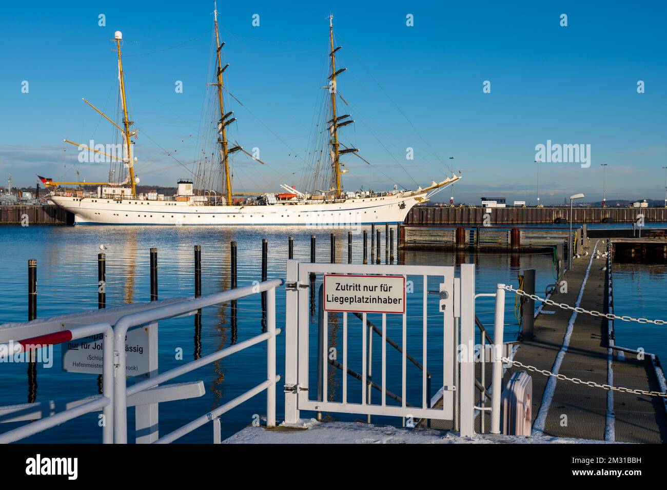 El Segelschulschiff Gorch Fock der Deutschen Marine im Winter es un seinem Liegeplatz en Kiel im Marinehafen Foto de stock