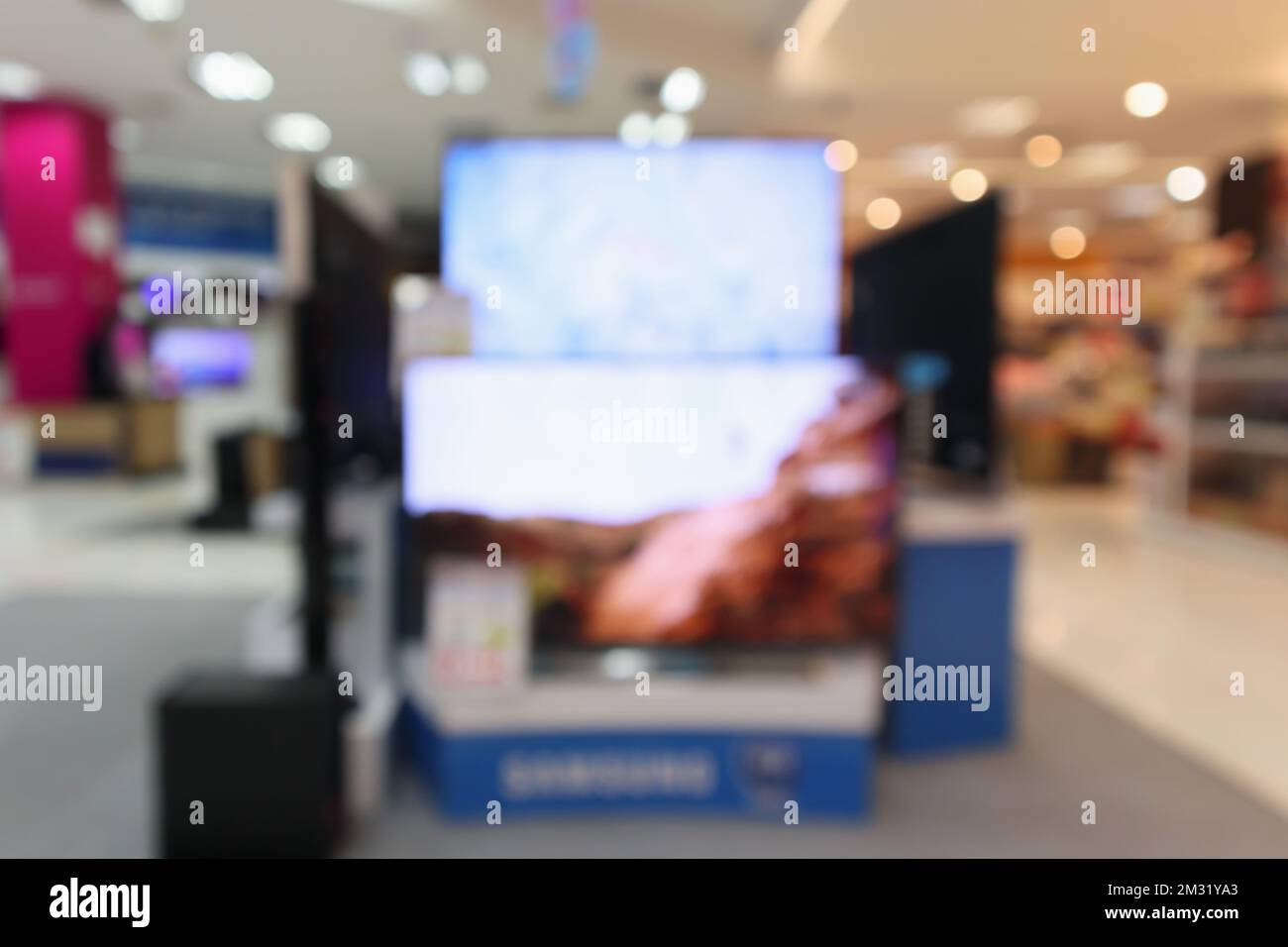 Eletronic grandes almacenes mostrar televisión TV y electrodomésticos con bokeh luz de fondo borroso Foto de stock