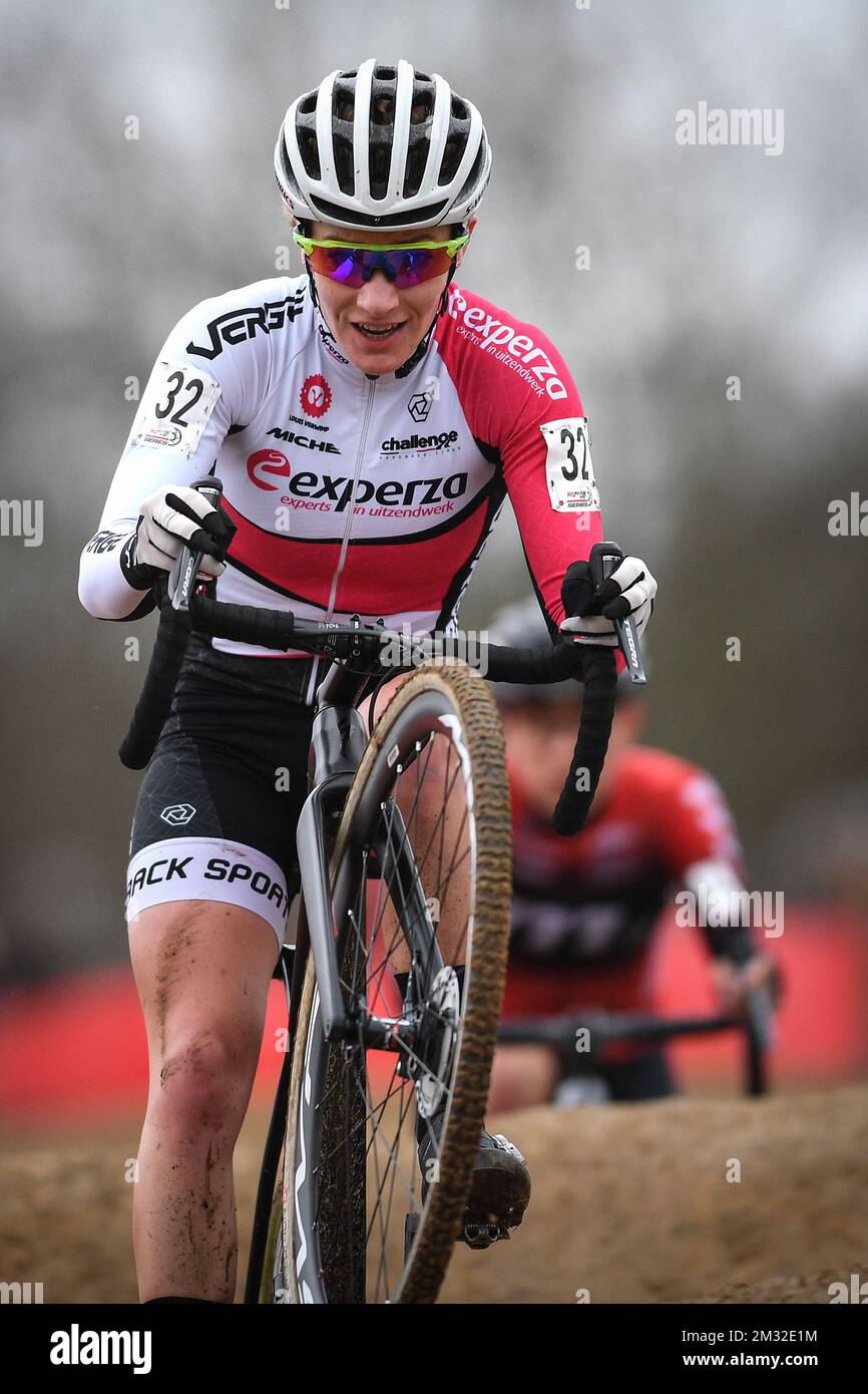 La belga Alicia Franck se mostró en acción durante la carrera de élite femenina en el 'Cyclocross Leuven', cuarta etapa (Out of fice) en el concurso de ciclismo 'Rectavit Series', el sábado 22 de febrero de 2020 en Heverlee, Lovaina. BELGA FOTO DAVID STOCKMAN Foto de stock