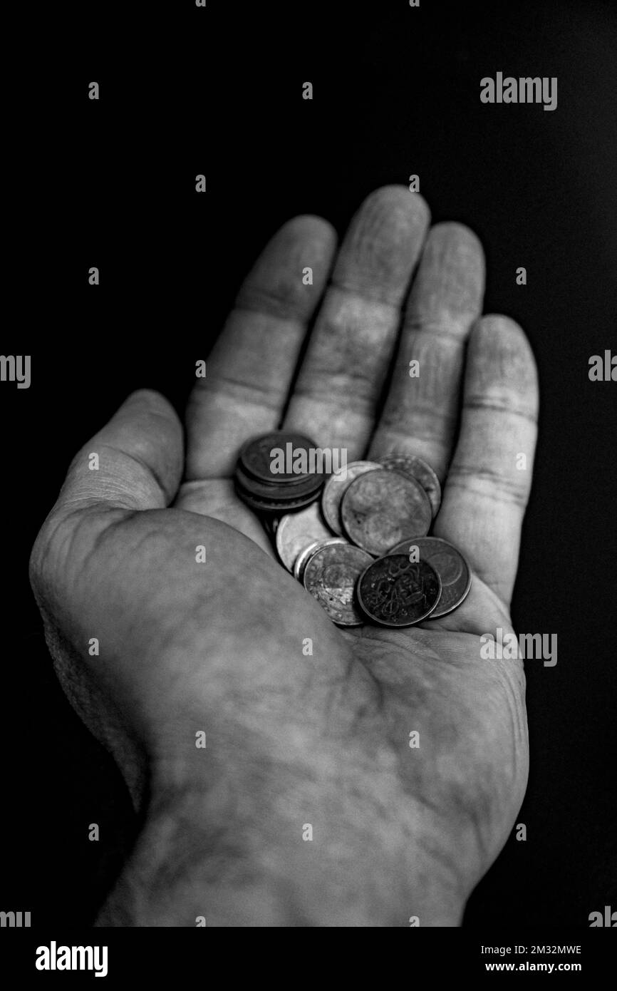 La ilustración muestra una mano que sostiene algunas monedas en Amberes, martes 12 de mayo de 2020. FOTO DE BELGA DIRK WAEM Foto de stock