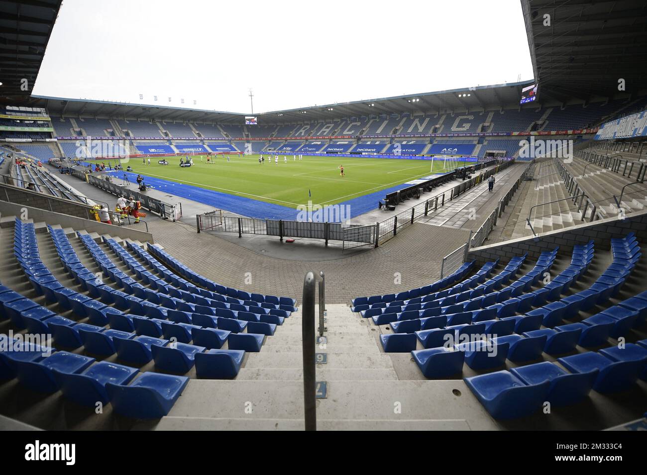 La ilustración muestra el estadio Luminus Arena durante un partido de fútbol entre KRC Genk y