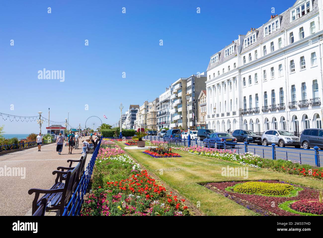 Eastbourne East Sussex Burlington Hotel en el paseo marítimo con los jardines de alfombras llenos de flores en Eastbourne East Sussex Inglaterra GB Reino Unido Europa Foto de stock