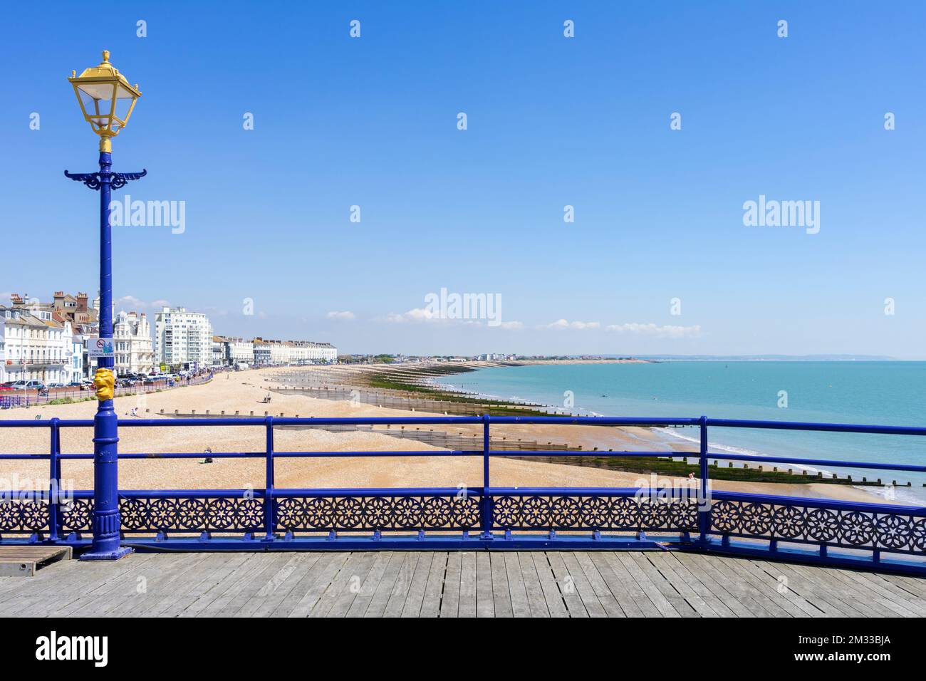 Eastbourne East Sussex Eastbourne Playa y paseo marítimo con grandes hoteles en Eastbourne Pier Eastbourne East Sussex Inglaterra UK GB Europe Foto de stock