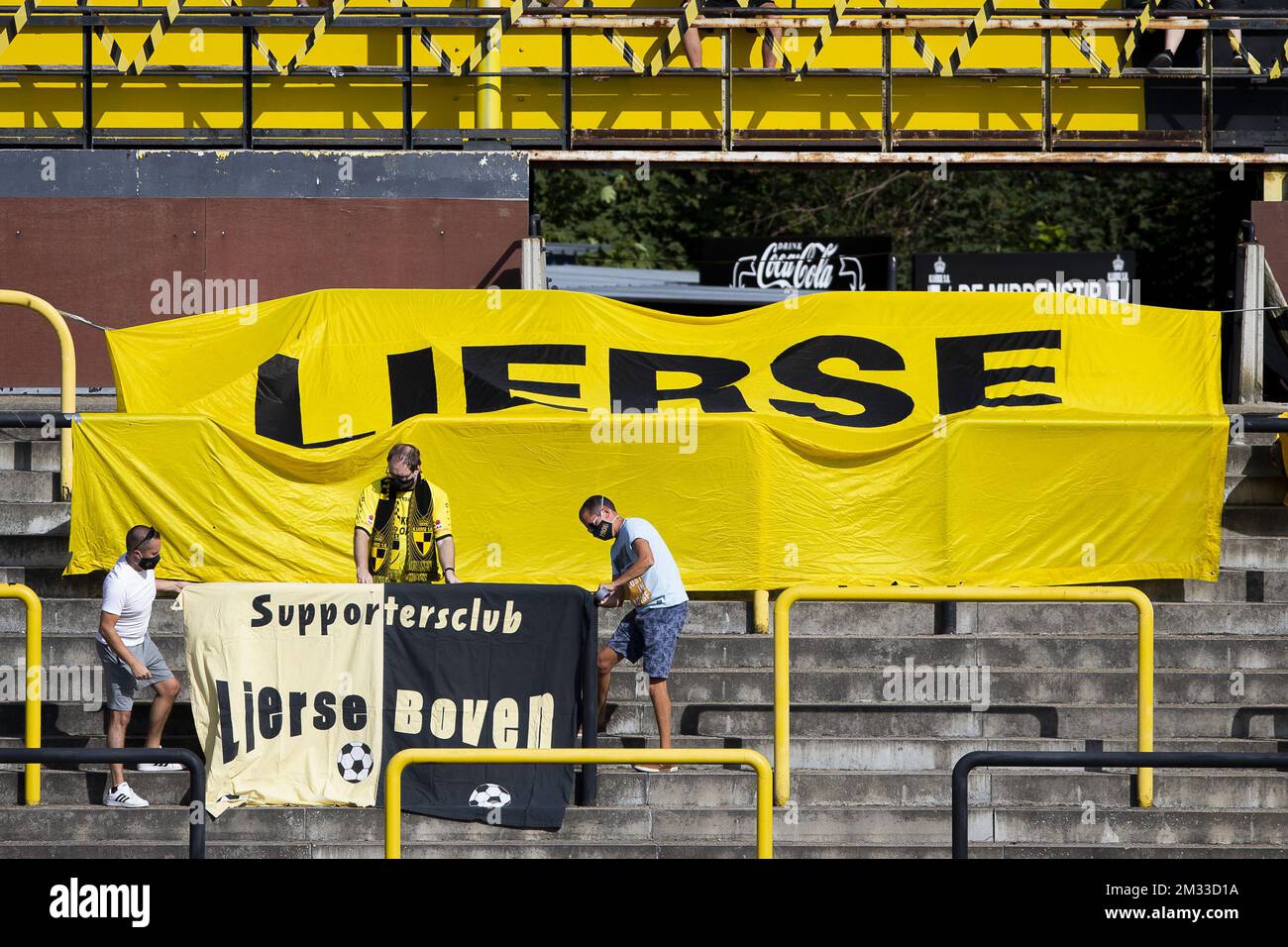 La ilustración muestra el estadio de Lierse durante un partido de