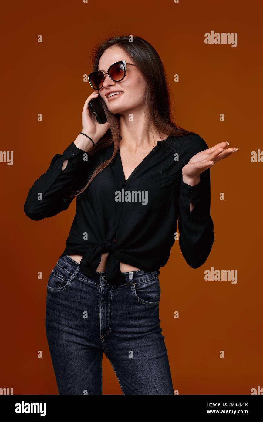con camisa negra usando teléfono móvil Fotografía de stock - Alamy