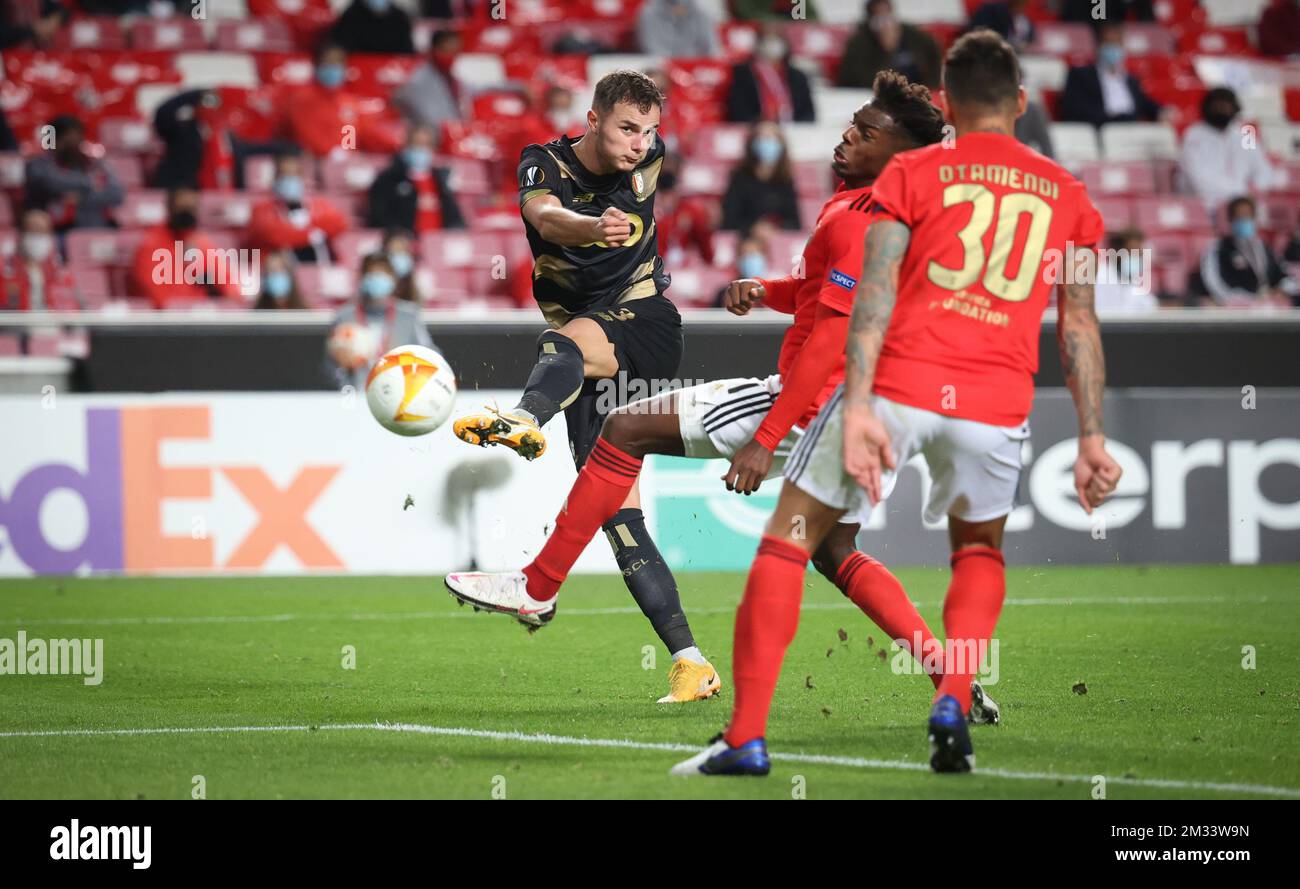 Zinho Vanheusden de Standard lucha por el balón durante un partido de fútbol entre el equipo portugués SL Benfica y el club belga Standard de Liege, jueves 29 de octubre de 2020 en Lisboa, Portugal, el segundo día de la fase de grupo (grupo D) de la competición UEFA Europa League. BELGA FOTO VIRGINIE LEFOUR Foto de stock