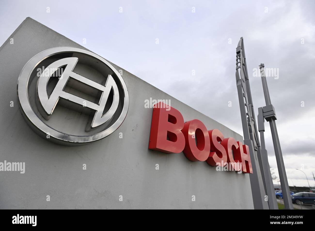 La ilustración muestra el logotipo de Bosch en la planta de producción de escobillas y brazos de escobillas de Robert Bosch en Tienen, donde 400 puestos de trabajo están amenazados el jueves 21 de enero de 2021. BELGA FOTO ERIC LALMAND Foto de stock