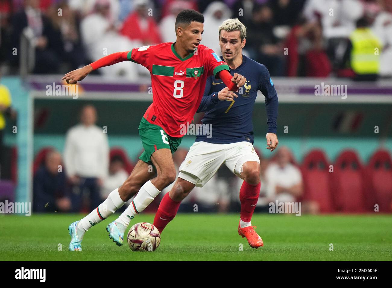 Azzedine Ounahi de Marruecos y Antonie Griezmann de Francia durante el  partido de la Copa Mundial de la FIFA Qatar 2022, semifinales entre Frtance  y Marruecos jugaron en el estadio Al Bayt
