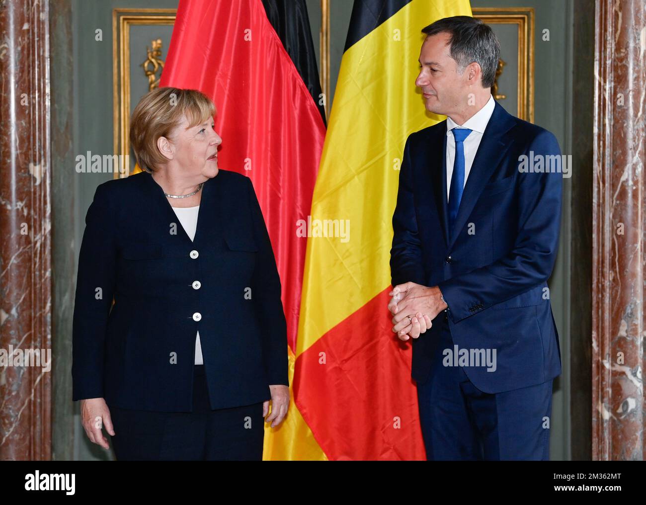 La Canciller de Alemania Angela Merkel y el Primer Ministro Alexander De  Croo posan para fotógrafos durante una reunión diplomática en Bruselas, el  viernes 15 de octubre de 2021. El Primer Ministro