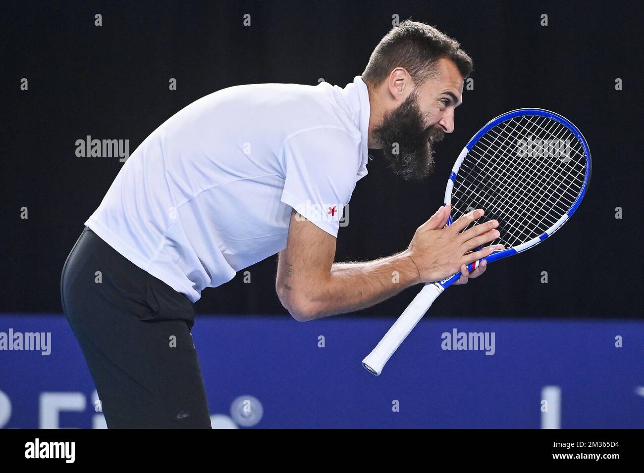 El francés Benoit Paire parece abatido durante un encuentro entre la pareja  italiano-francesa Musetti-Paire y la estadounidense Monroe-Opelka, en la  primera ronda del torneo Abierto Europeo de Tenis ATP, en Amberes, el