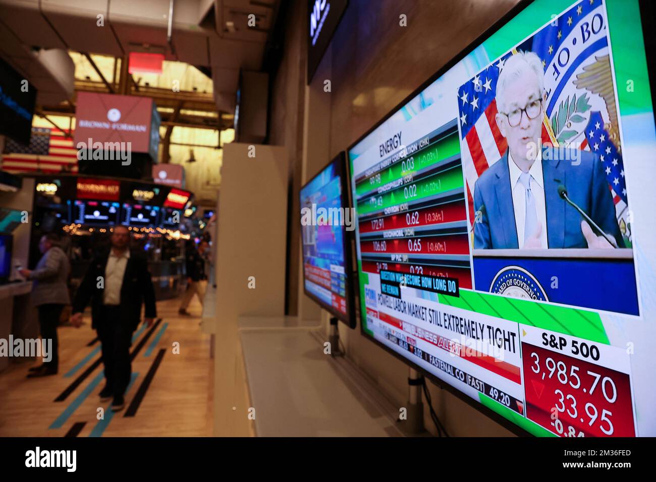 Las pantallas en el piso de operaciones de la Bolsa de Valores de Nueva  York (NYSE) muestran al presidente de la Reserva Federal Jerome Powell  durante una conferencia de prensa después de