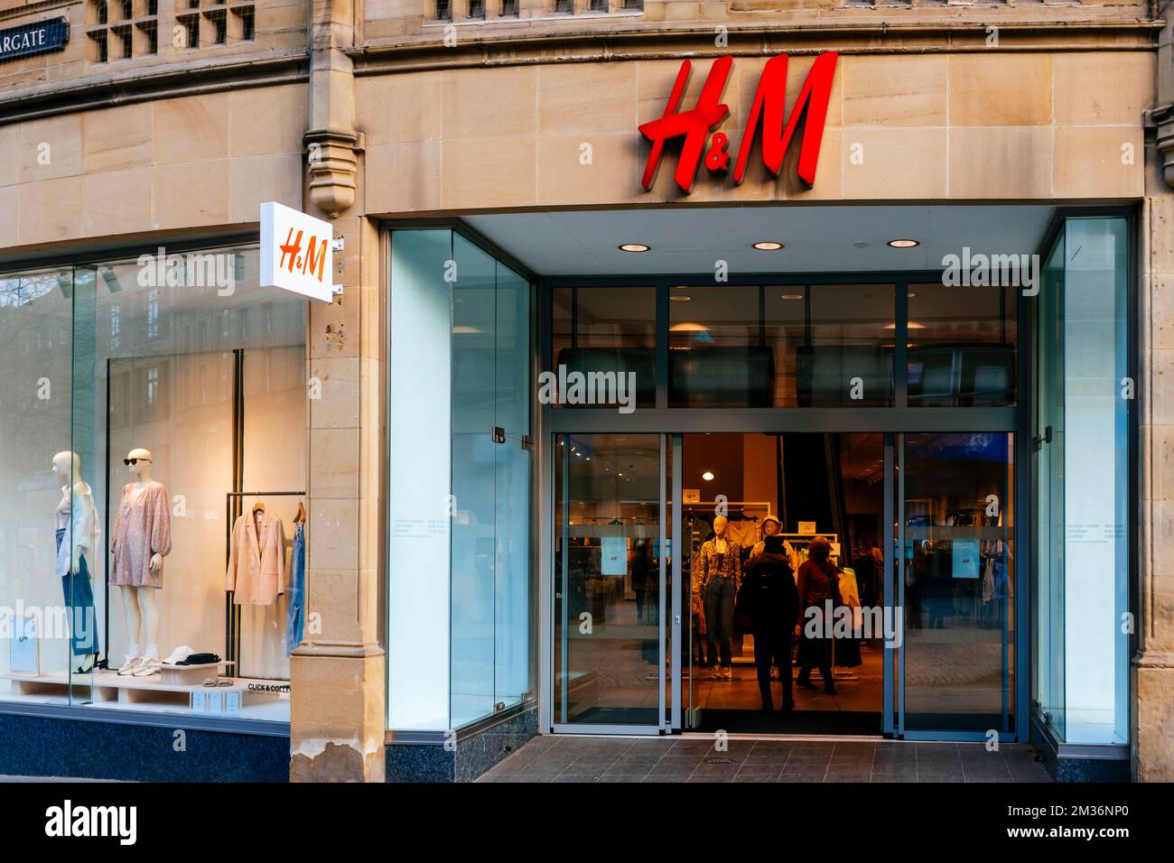 H&m shop fotografías e imágenes de alta resolución - Alamy