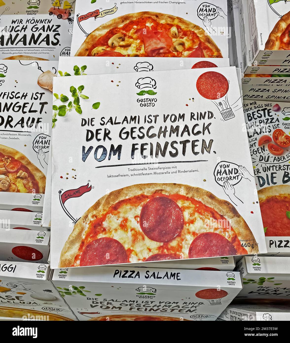 Viersen, Alemania - Diciembre 9. 2022: Variedad de cajas Gustavo Gusto  congeladas pizza lista para comer en congelador de supermercado alemán  Fotografía de stock - Alamy