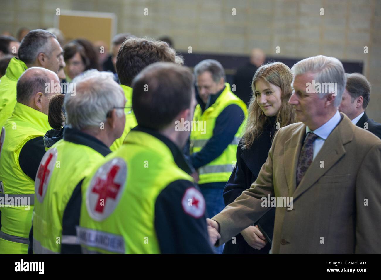 La Princesa Isabel y el Rey Felipe - Filip de Bélgica fotografiado durante una visita del rey belga al centro de crisis y el lugar donde un coche se encontró con un grupo de carnívoros en Strepy-Bracquegnies, cerca de La Louviere (Hainaut), el domingo 20 de marzo de 2022. Seis personas murieron como resultado de ello. Diez personas también resultaron gravemente heridas y veintisiete resultaron heridas leves. Se ha anunciado el plan para imprevistos. BELGA FOTO NICOLAS MAETERLINCK Foto de stock