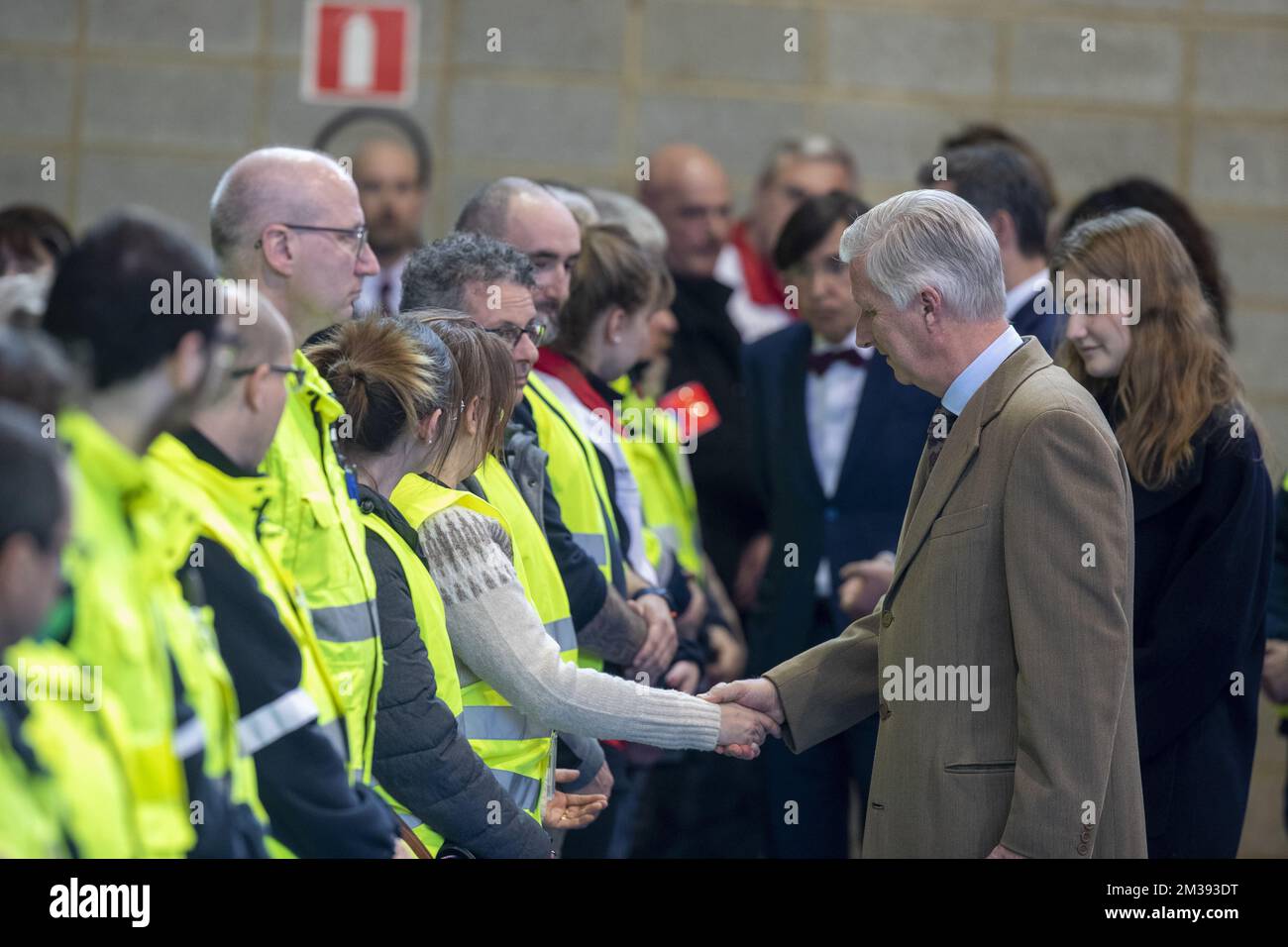 Rey Philippe - Filip de Bélgica y la princesa Isabel fotografiada durante una visita del rey belga al centro de crisis y el lugar donde un coche se encontró con un grupo de carnívoros en Strepy-Bracquegnies, cerca de La Louviere (Hainaut), el domingo 20 de marzo de 2022. Seis personas murieron como resultado de ello. Diez personas también resultaron gravemente heridas y veintisiete resultaron heridas leves. Se ha anunciado el plan para imprevistos. BELGA FOTO NICOLAS MAETERLINCK Foto de stock