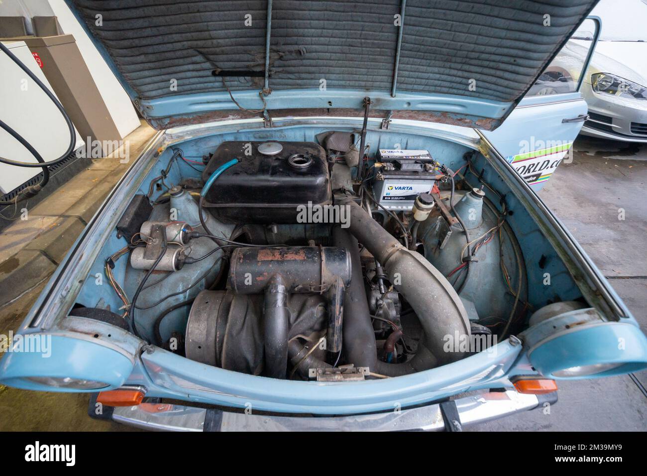Compartimento del motor Trabant, que muestra el motor de dos tiempos, el depósito de combustible y los componentes electrónicos asociados Foto de stock