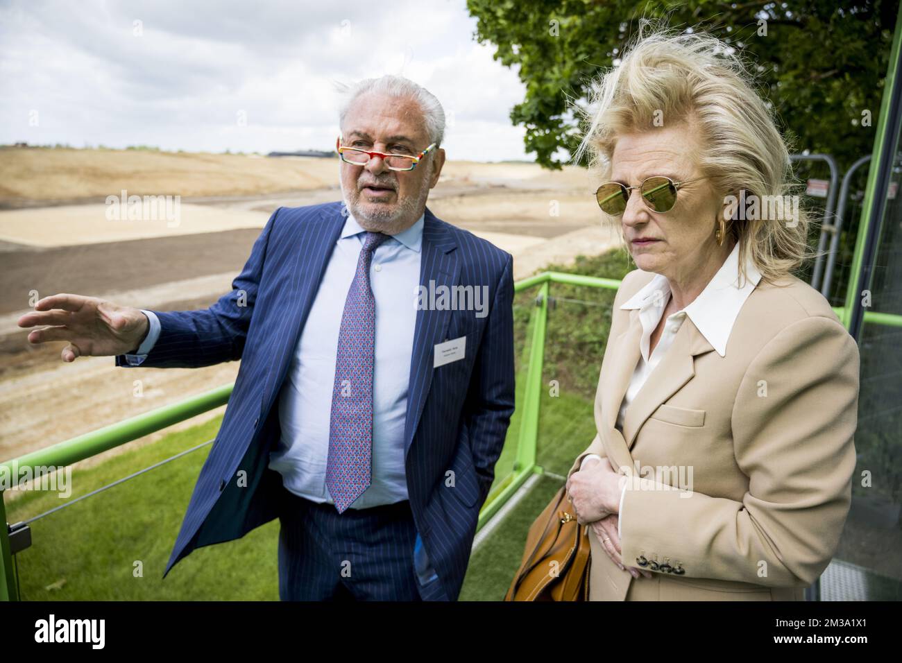 El CEO de Katoen Natie Fernand Huts y la Princesa Astrid de Bélgica  hicieron una foto durante una visita al inicio de la construcción de la  Instalación Integrada de Gestión de Residuos (