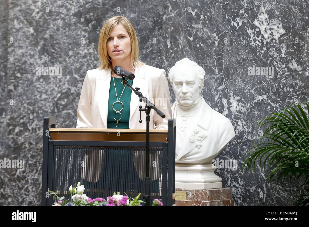 Veerle Rots fotografiado durante una ceremonia de entrega de los premios 'Francqui Prize' scientificos de 2021 y 2022, miércoles 01 de junio de 2022 en Bruselas. El premio de 2021 dólares se otorga al astrólogo de Uliege Michael Gillon, Veerle Rots de Uliege recibirá el premio de 2022 dólares por su investigación sobre el Hafting de herramientas paleolíticas. El premio científico, que a menudo se conoce como el 'Premio Nobel Belga', es otorgado por la Fundación Francqui y está valorado en 250,000 euros. BELGA FOTO NICOLAS MAETERLINCK Foto de stock