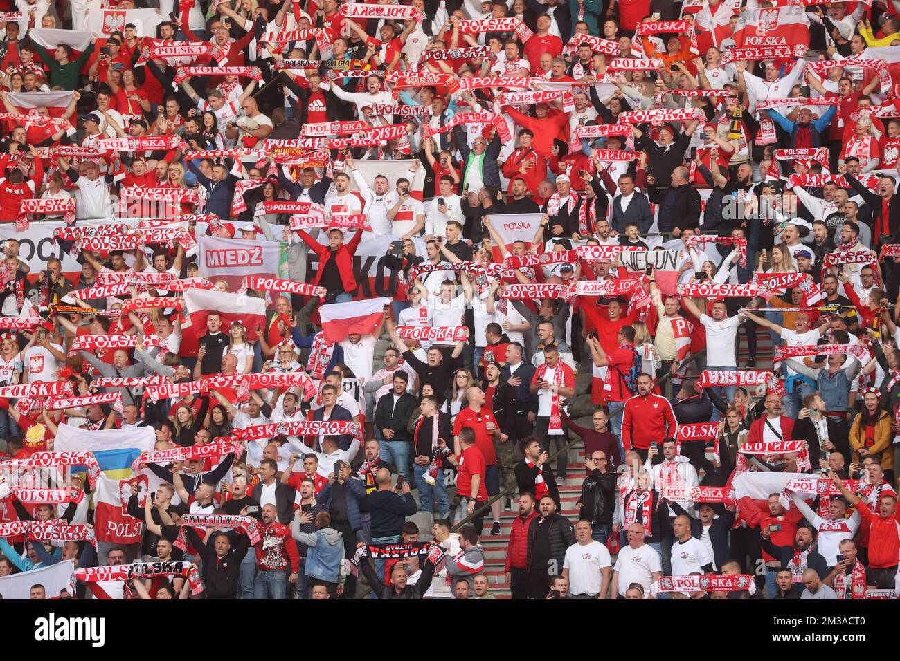 Los fanáticos polacos fotografiaron antes del inicio de un partido de  fútbol entre el equipo nacional belga Los Diablos Rojos y Polonia, el  miércoles 08 de junio de 2022 en Bruselas, el
