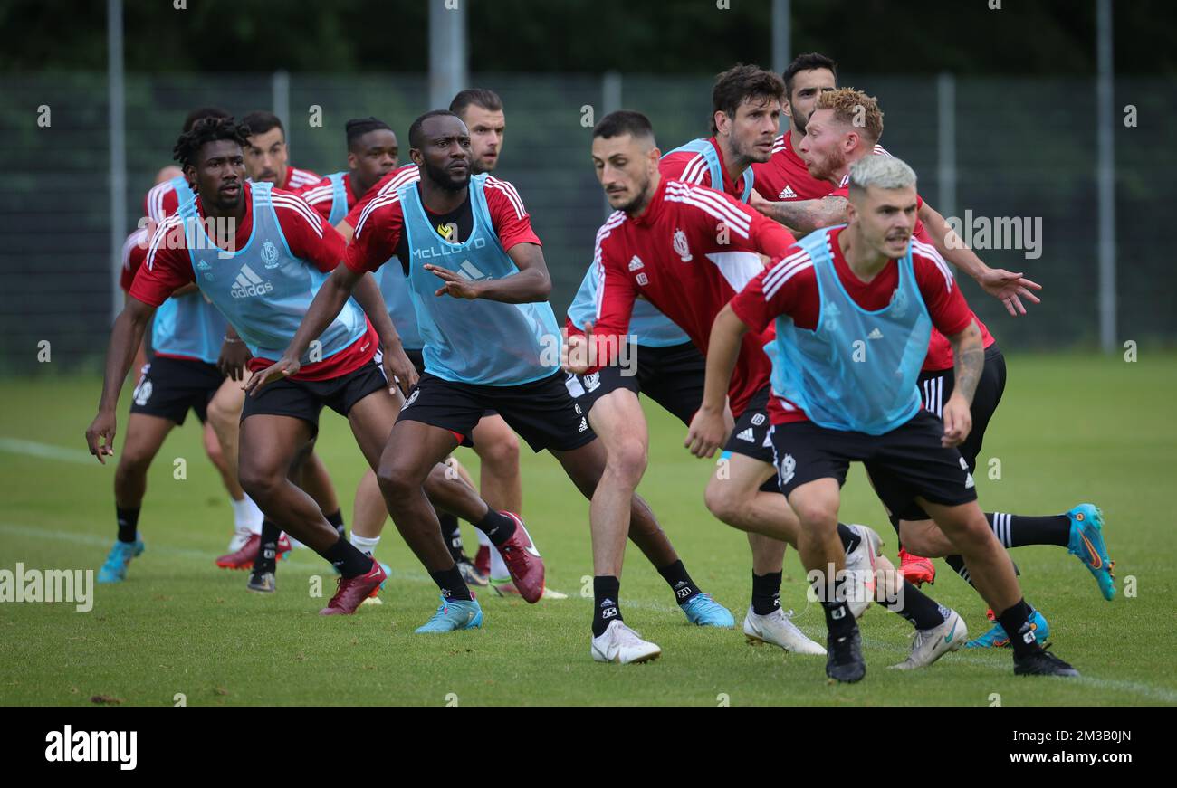 Merveille Bope Bokadi de Standard lucha por el balón durante un campo de entrenamiento del