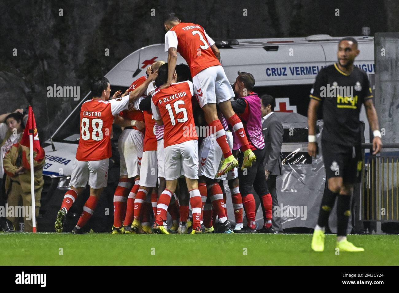 Los jugadores de Braga celebran después de anotar durante un partido entre  el club portugués SC Braga y el equipo belga de fútbol Royale Union  Saint-Gilloise, el jueves 06 de octubre de