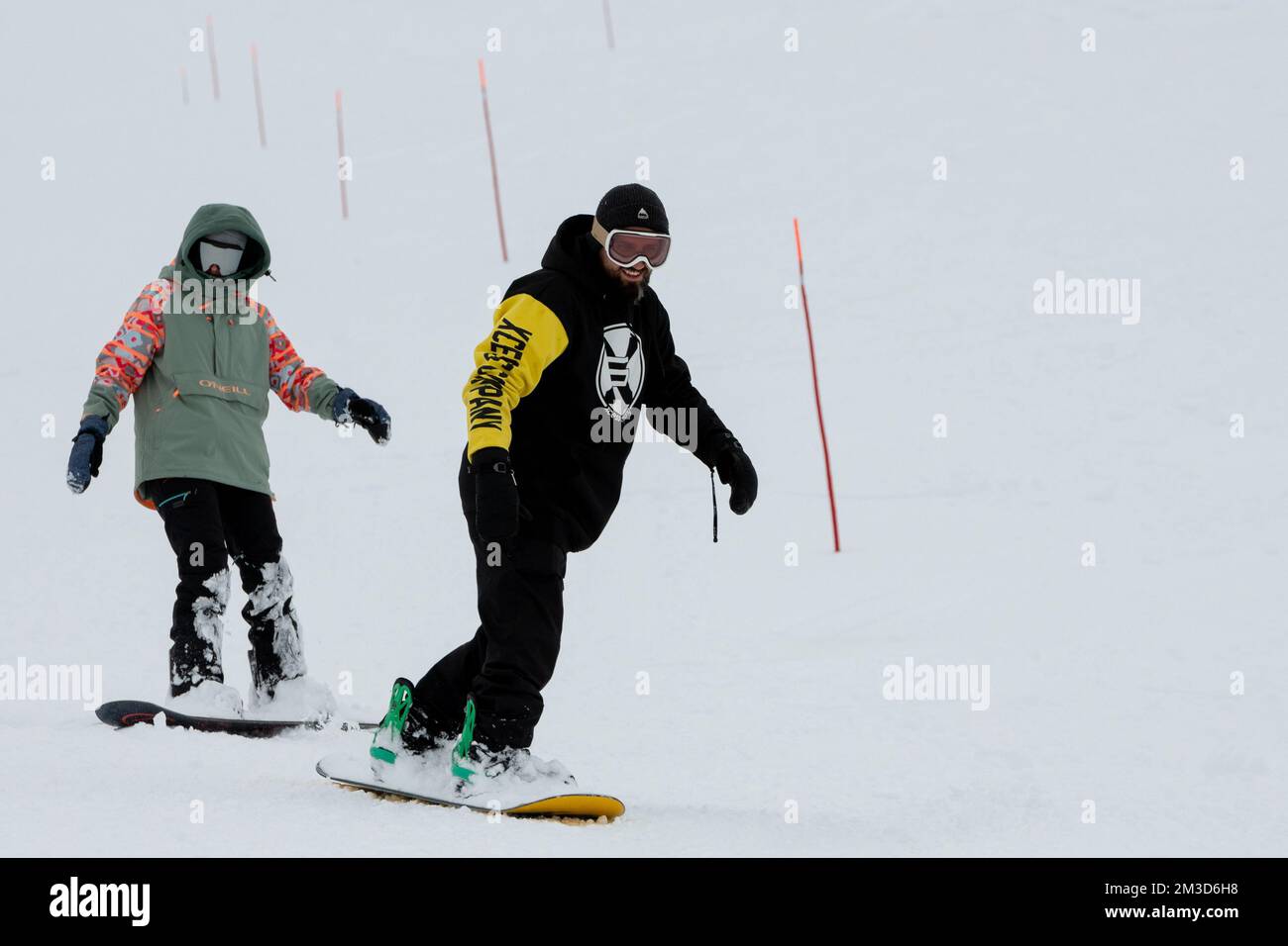 Grandvalira, Andorra: 2022 14 de diciembre: Gente haciendo snowboard en las  pistas de Grandvalira en invierno de 2022 Fotografía de stock - Alamy