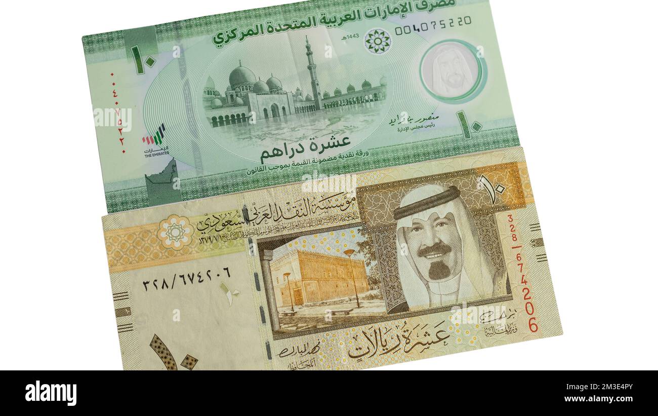 Emiratos Árabes Unidos y KSA nuevos 10 dirham y riyal billetes de banco aislados sobre fondo blanco Foto de stock