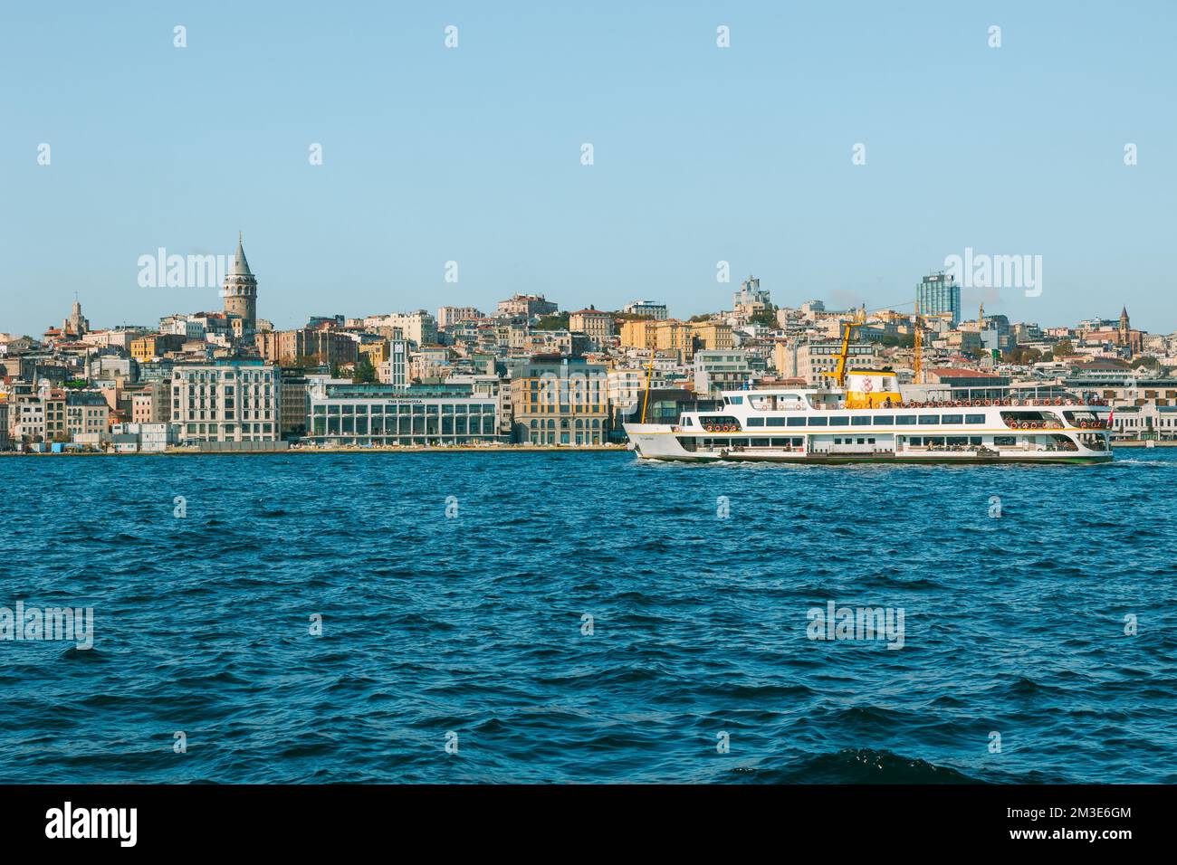 Torre de Gálata y ferry. Bosphorus Tour foto de fondo. Travel to Istanbul Concept foto. Estambul Turkiye - 10.27.2022 Foto de stock