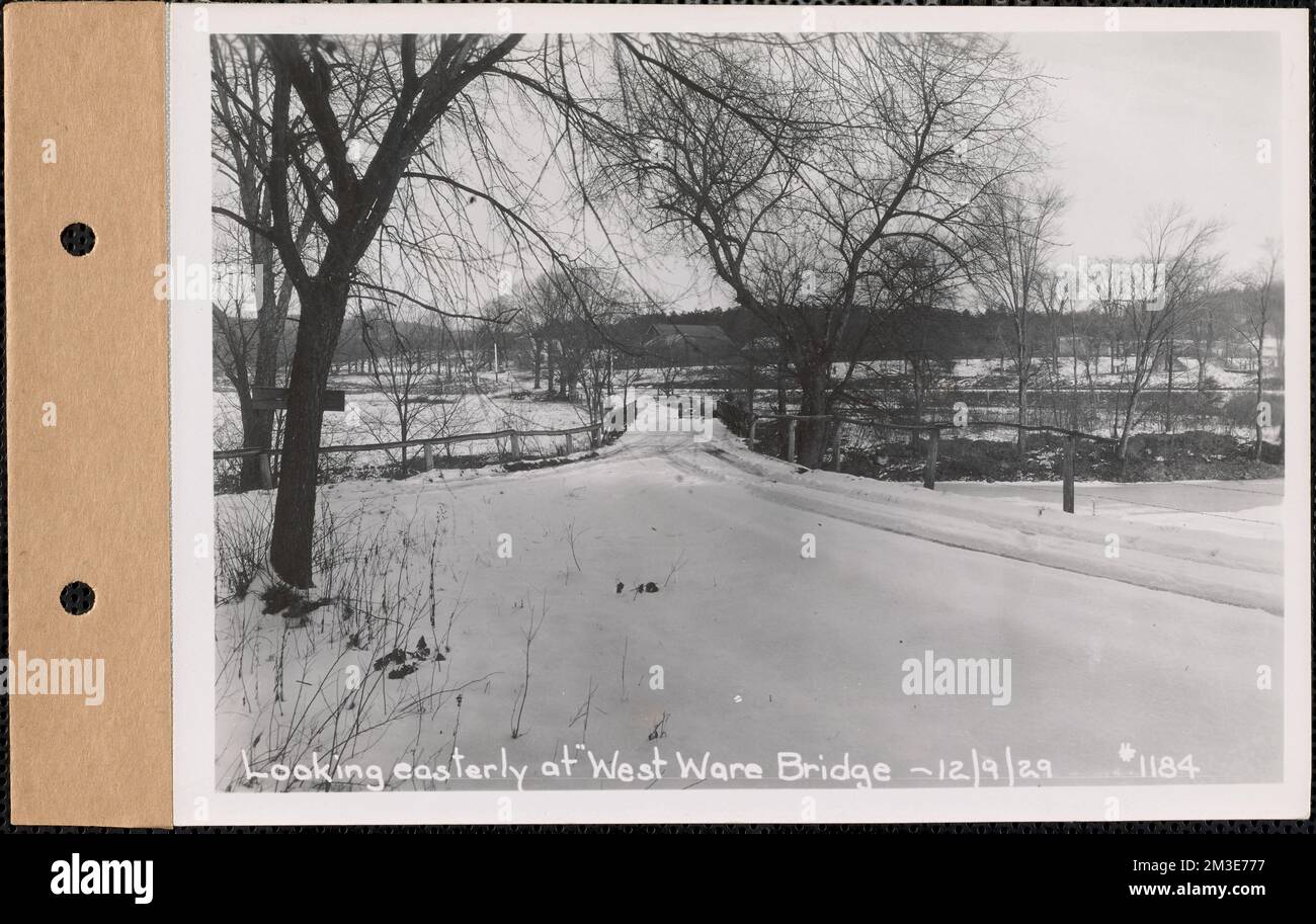 Mirando hacia el este en West Ware Bridge, Massachusetts, 9 de diciembre de 1929, waterworks, embalses estructuras de distribución de agua, inmuebles, puentes de carretera Foto de stock