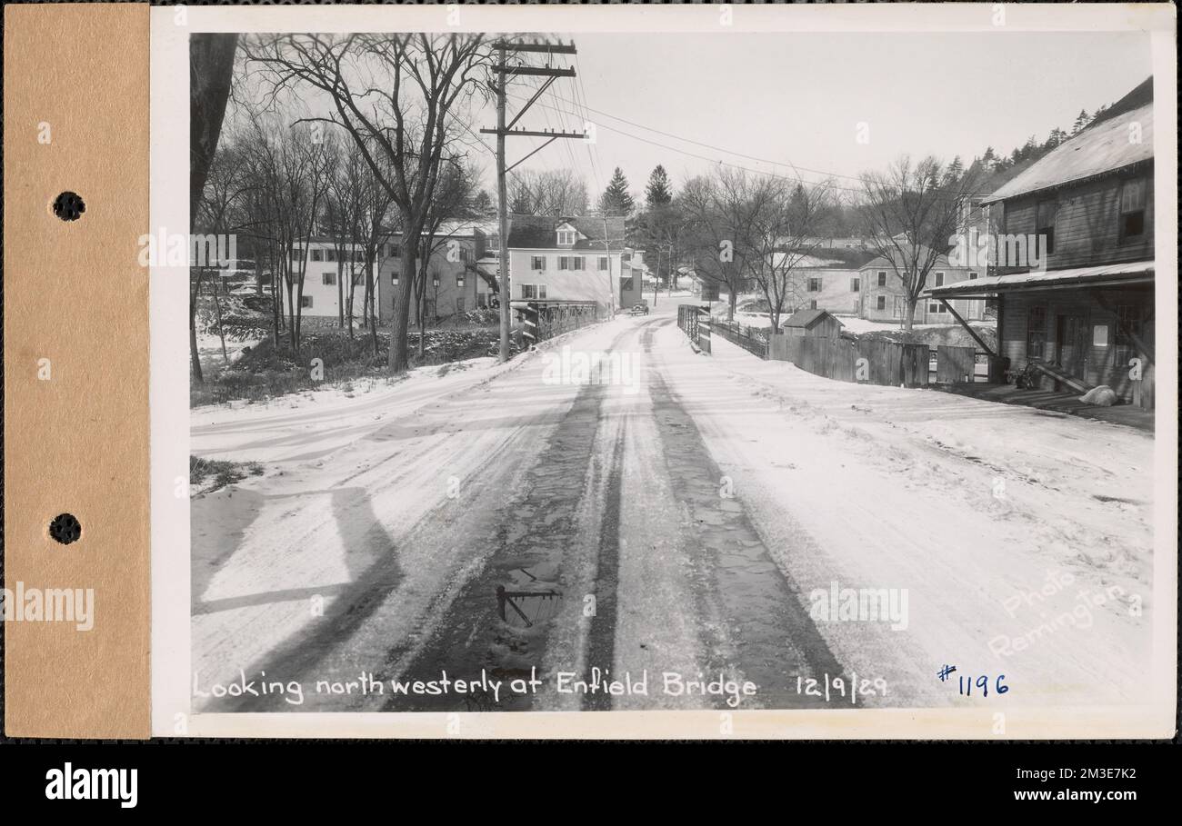 Mirando al noroeste en el puente Enfield, Enfield, Massachusetts, 9 de diciembre de 1929 , obras sanitarias, estructuras de distribución de agua de embalses, inmuebles, puentes viales Foto de stock