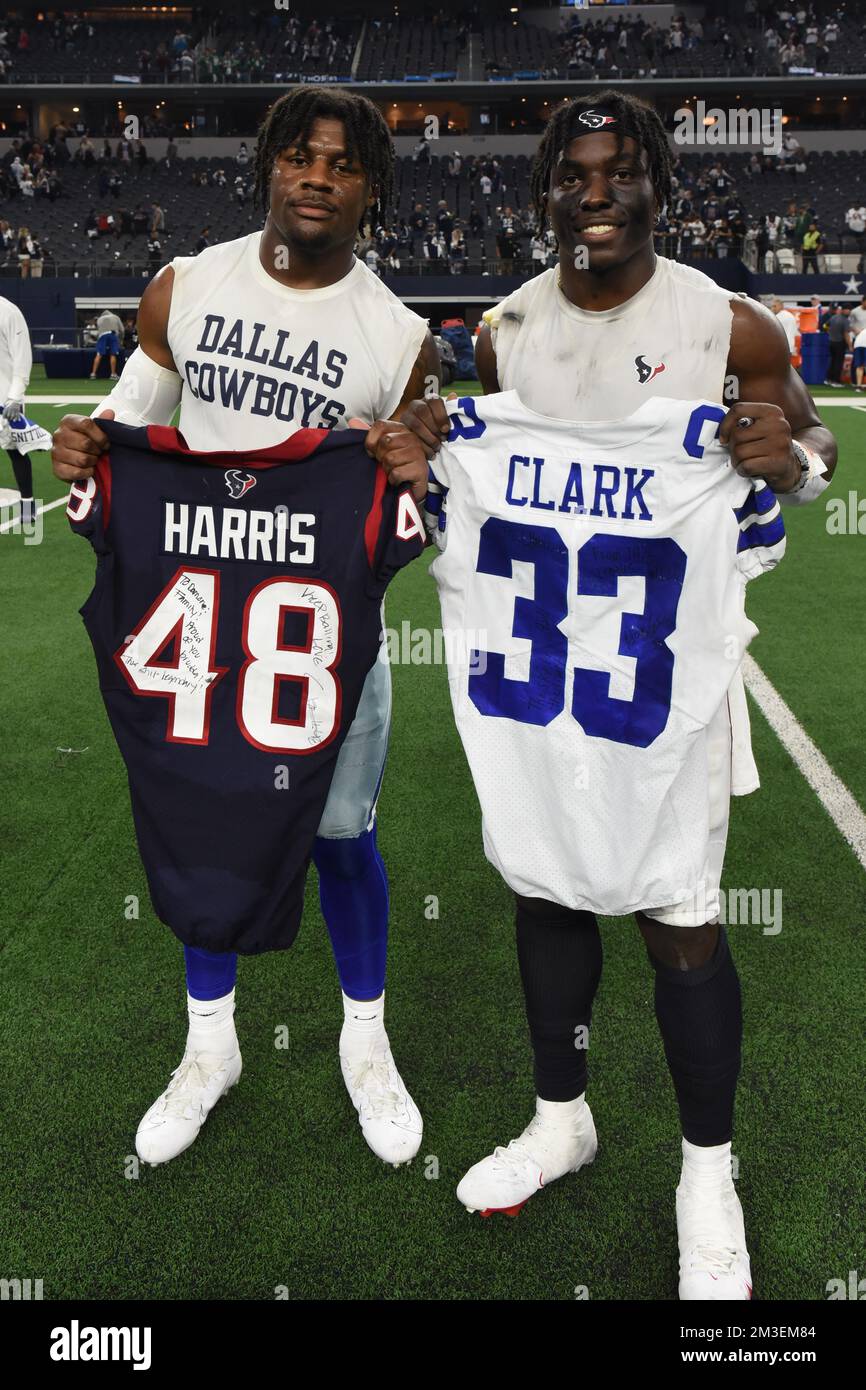 El apoyador de los Dallas Cowboys Damone Clark (33) y el apoyador de los  Houston Texans Christian Harris (48) intercambian camisetas después del  Juego de Fútbol de la NFL Fotografía de stock - Alamy