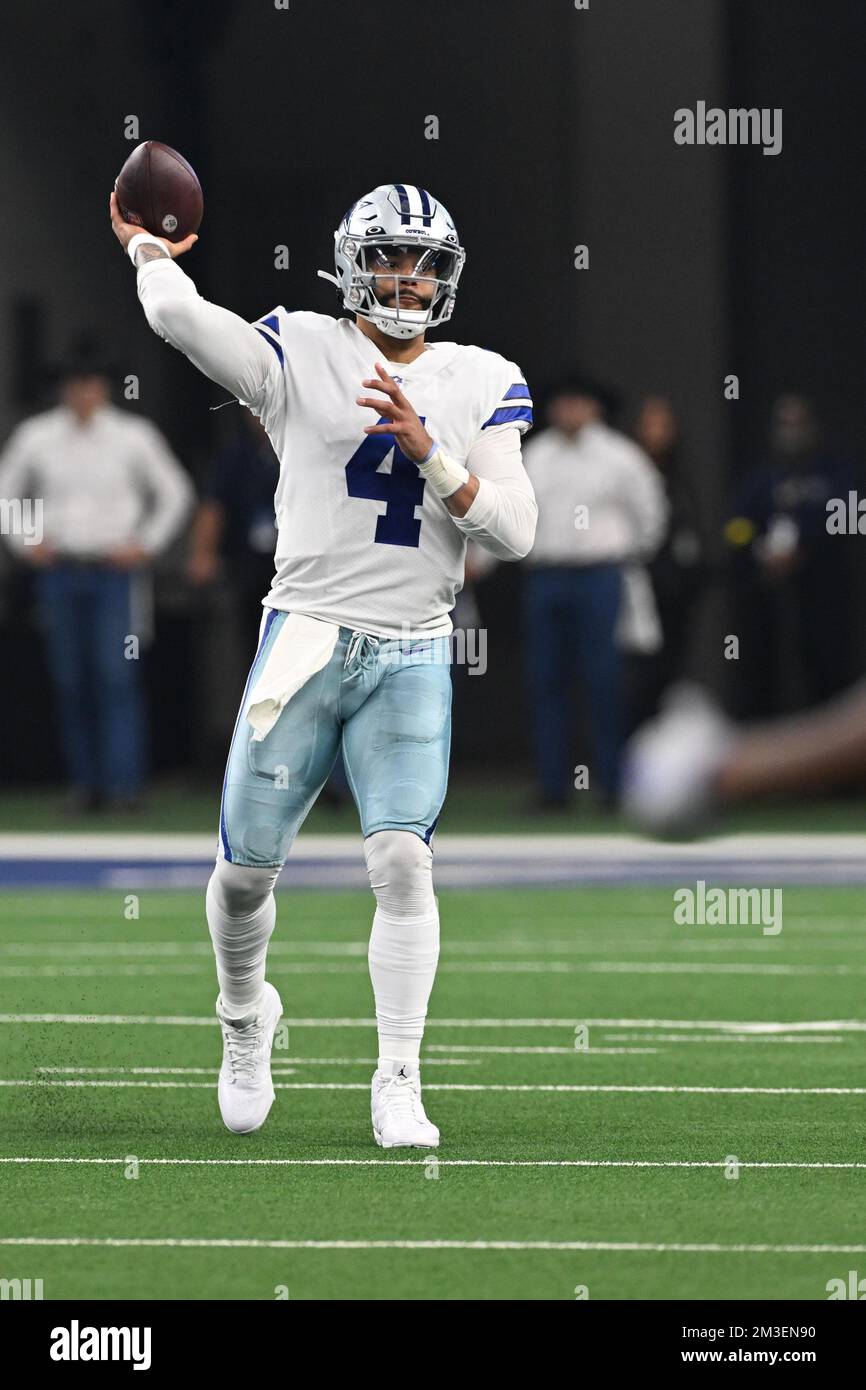 Arlington, Estados Unidos. 11th de Dic de 2022. El mariscal de campo de los  Dallas Cowboys Dak Prescott (4) lanza un pase durante el Juego de Fútbol de  la NFL entre los