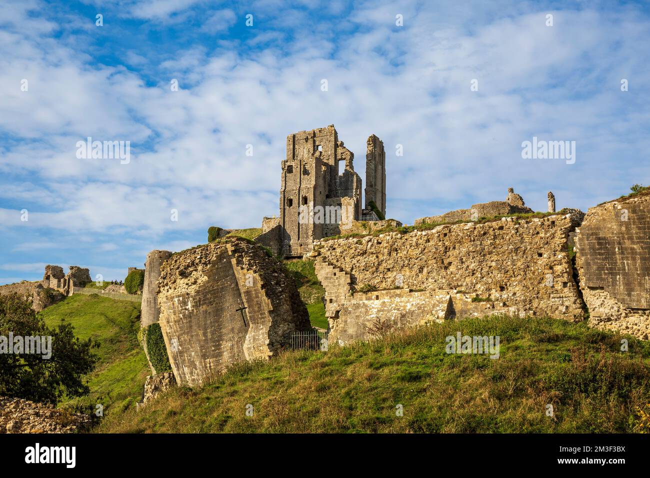 Las murallas defensivas del Castillo de Corfe, Dorset, Inglaterra Foto de stock