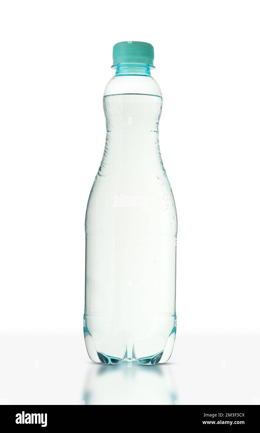 Pequeña Botella De Plástico De Agua Aislada En Blanco Fotos, retratos,  imágenes y fotografía de archivo libres de derecho. Image 75157494