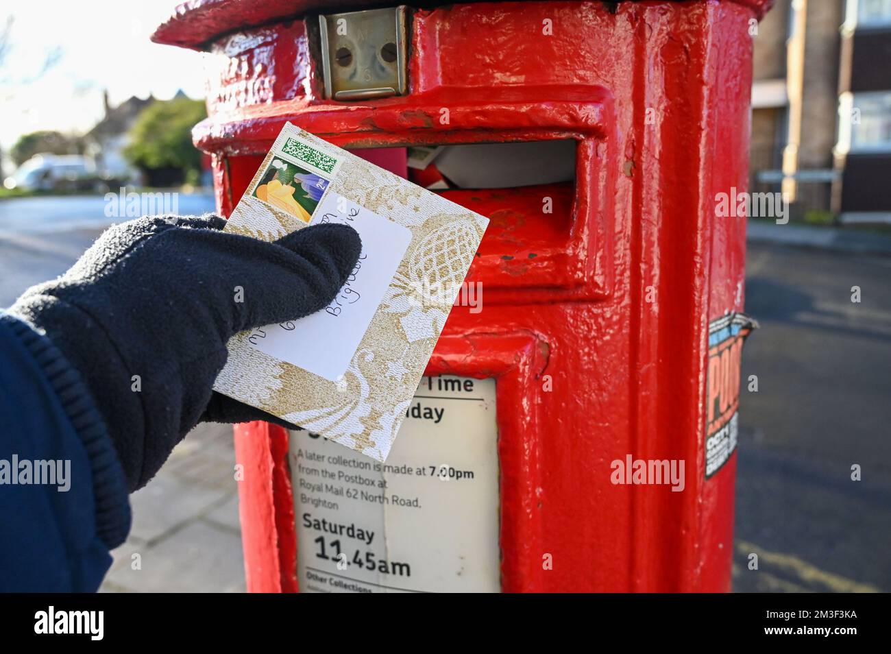Postales navideñas publicadas en una caja de correos roja en Brighton durante las huelgas del Royal Mail del 2022 de diciembre en el Reino Unido Foto de stock