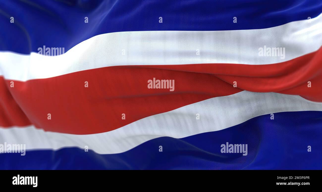 Vista de cerca de la bandera civil nacional de Costa Rica ondeando en el viento. La República de Costa Rica es un Estado de América Central. Tejido texturizado en la espalda Foto de stock