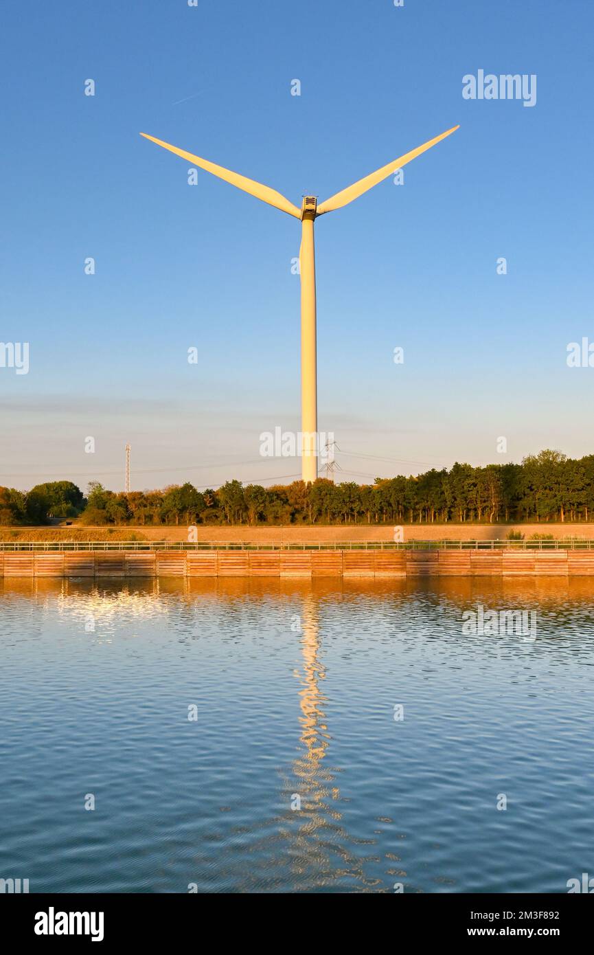 Una turbina de agua en una central hidroeléctrica en Flims Suiza Fotografía  de stock - Alamy