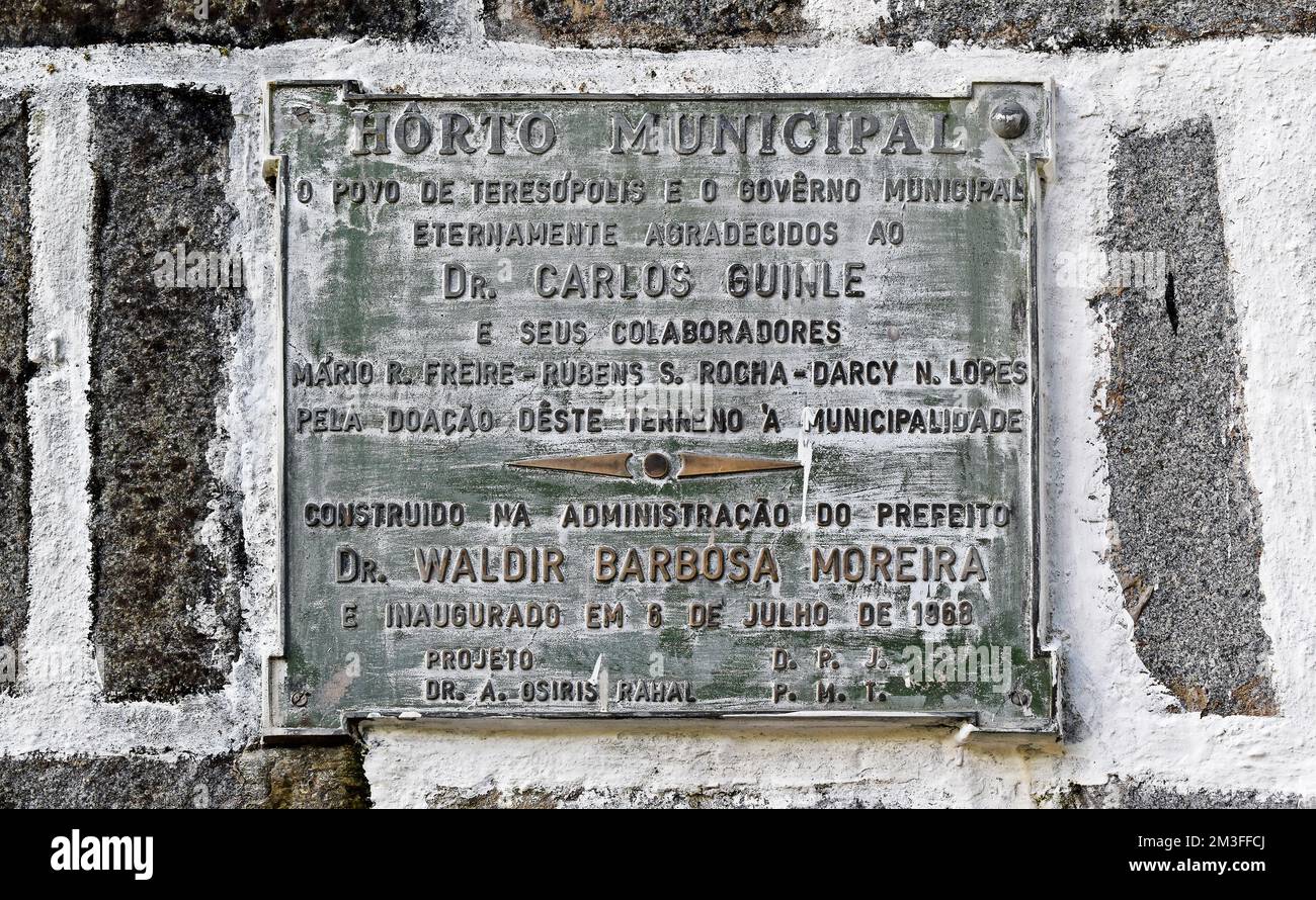 TERESOPOLIS, RÍO DE JANEIRO, BRASIL - 25 de octubre de 2022: Cartel metálico que indica la apertura del Jardín Municipal Carlos Guinle Foto de stock