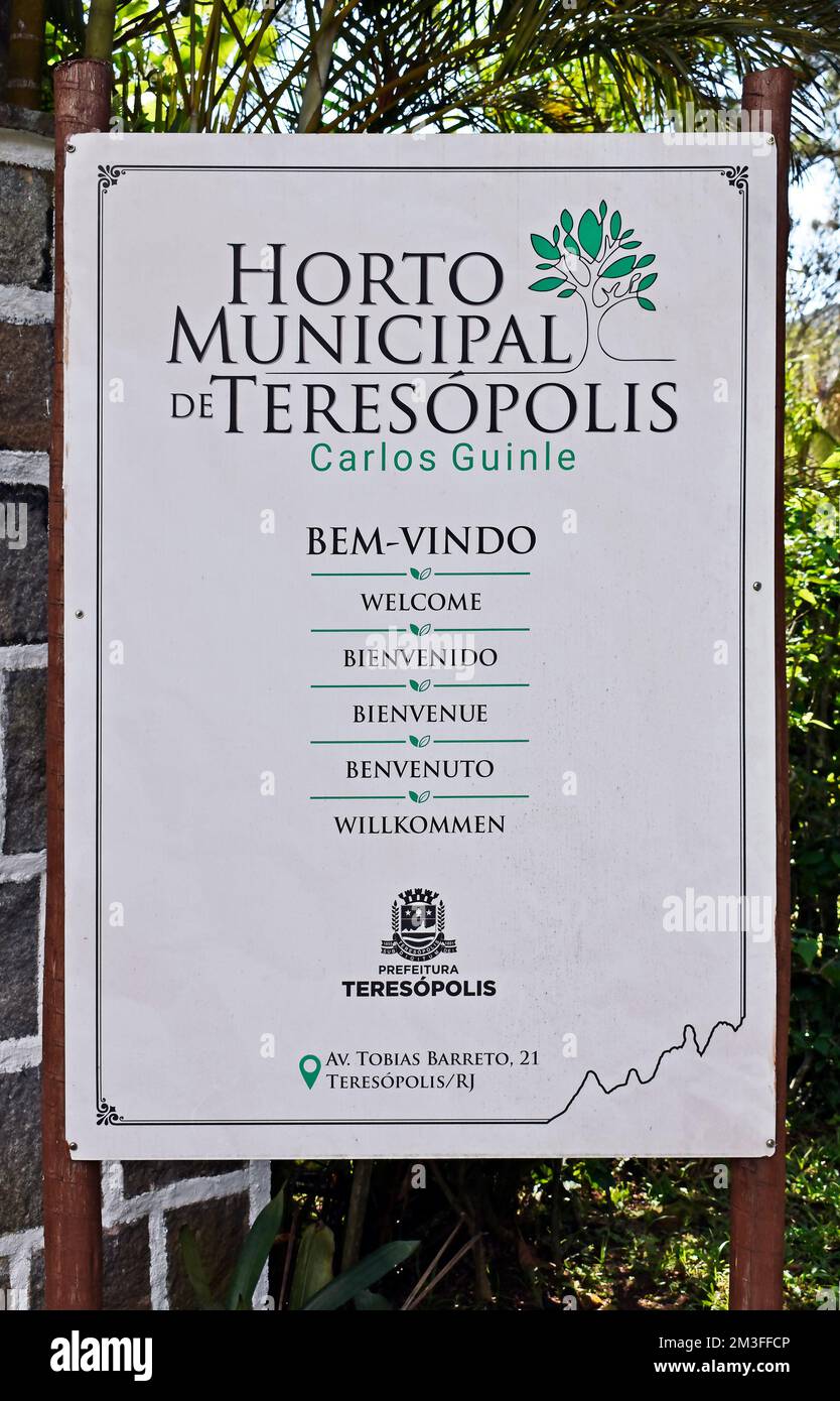 TERESOPOLIS, RÍO DE JANEIRO, BRASIL - 25 de octubre de 2022: Cartel de bienvenida en el Jardín Municipal Carlos Guinle (Horto Municipal Carlos Guinle) Foto de stock