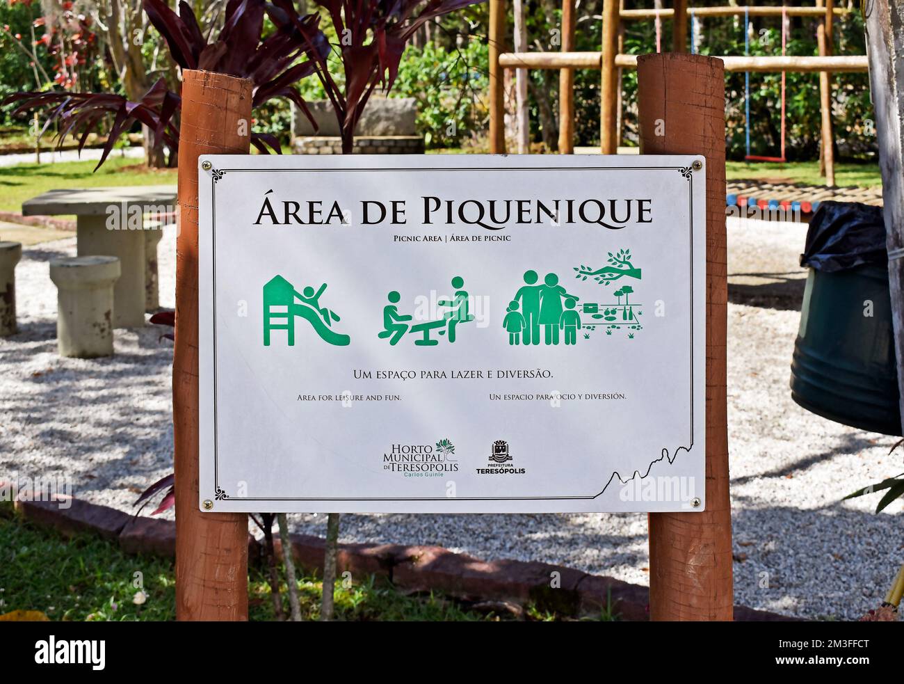 TERESOPOLIS, RÍO DE JANEIRO, BRASIL - 25 de octubre de 2022: Cartel de área de picnic en el Jardín Municipal Carlos Guinle (Horto Municipal Carlos Guinle) Foto de stock