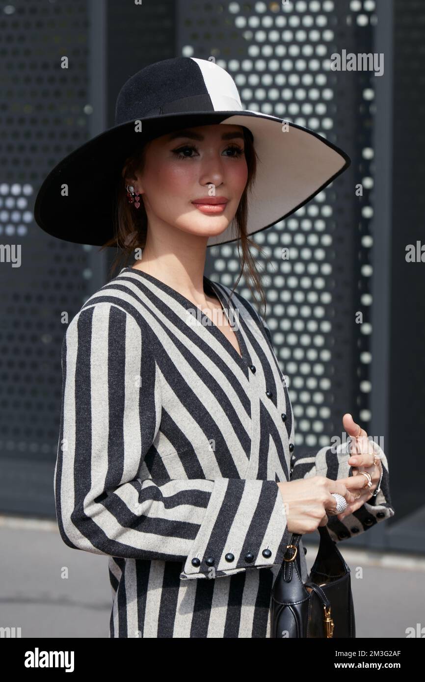 MILÁN, ITALIA - 23 DE SEPTIEMBRE de 2022: Mujer con vestido de rayas grises  y negras antes del desfile Gucci, al estilo urbano de la Semana de la Moda  de Milán Fotografía