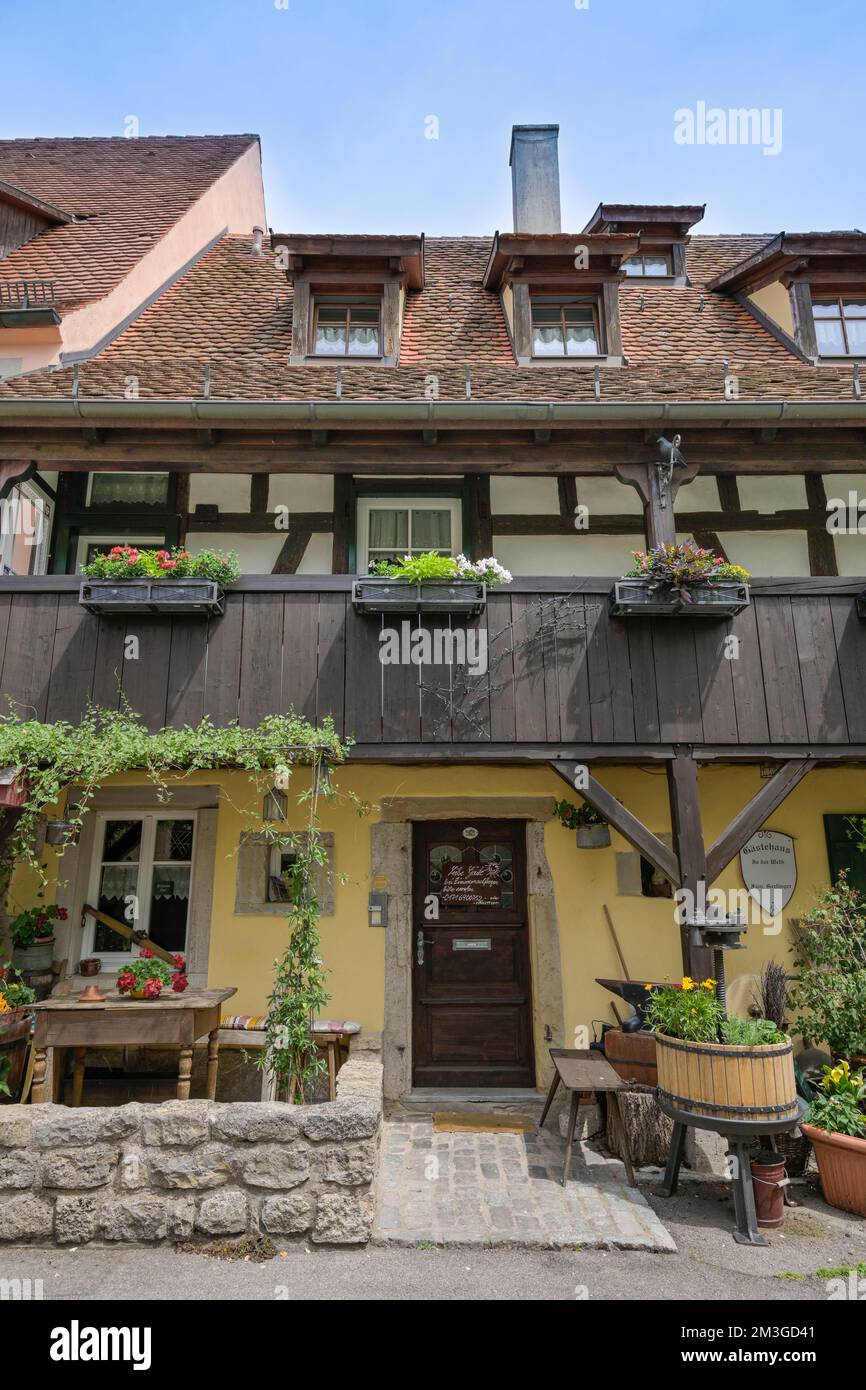 Edificio antiguo, Pension Gerlinger, Schlegeleinsweth, Rothenburg ob der Tauber, Baviera, Alemania Foto de stock