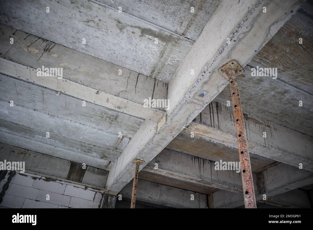 edificio en construcción con vigas de hormigón de soporte de hierro y acero Foto de stock