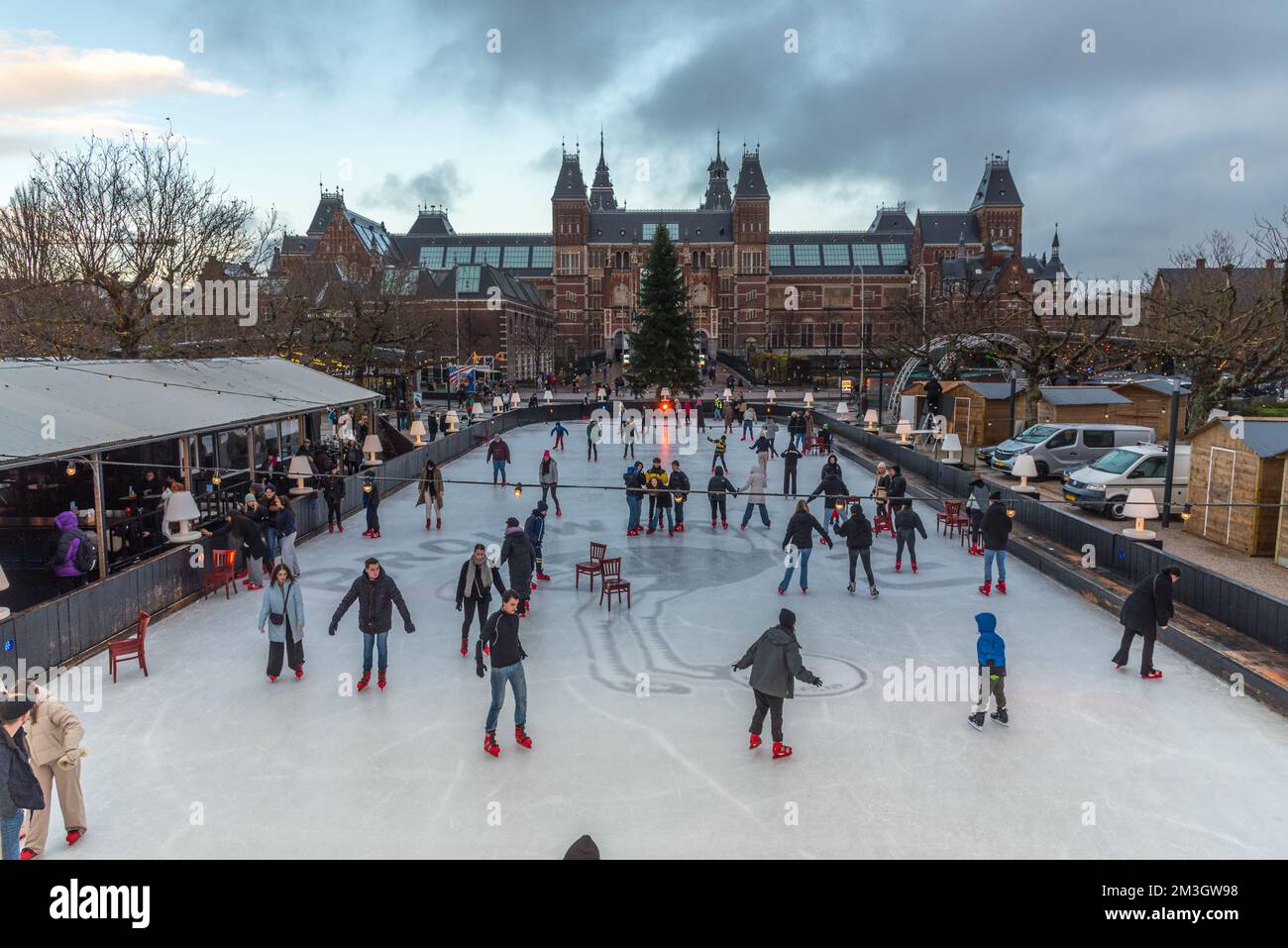 Ámsterdam, Países Bajos. 2022 de diciembre. La pista de patinaje sobre hielo de Museumplein en Ámsterdam. Fotografía de alta calidad Foto de stock