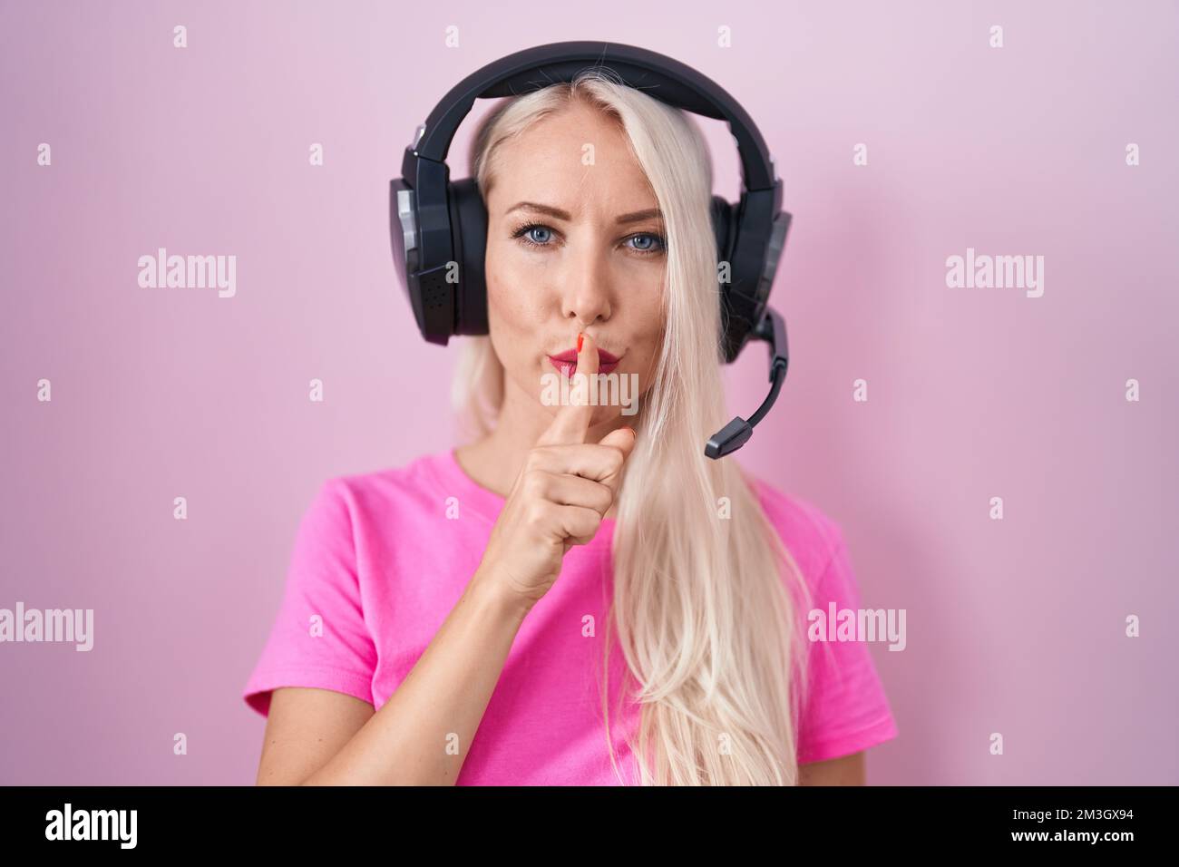 Mujer cauc sica escuchando m sica con auriculares pidiendo
