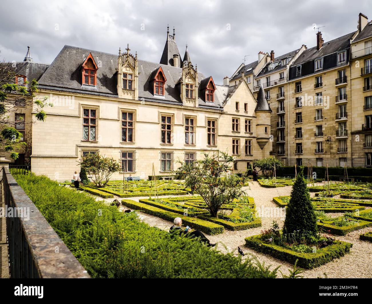 Jardin de l'Hotel de Sens, París, Francia Foto de stock