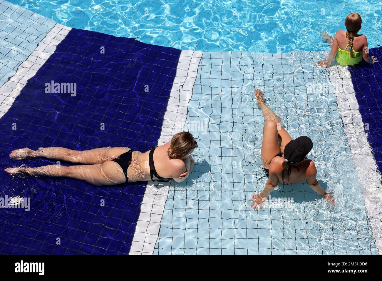 Mujeres en bikini transparente fotografías e imágenes de alta resolución -  Alamy