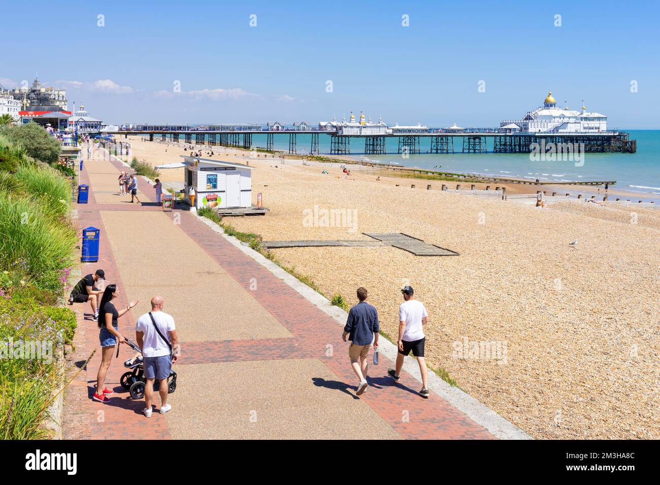 Eastbourne East Sussex Eastbourne Pier Playa de Eastbourne y gente caminando en Eastbourne paseo marítimo Eastbourne Eastbourne Eastbourne paseo marítimo Eastbourne Inglaterra Reino Unido GB Europa Foto de stock